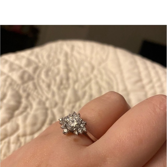 Moissanite solitaire ring asymmetrical setting - Picture 4 of 8